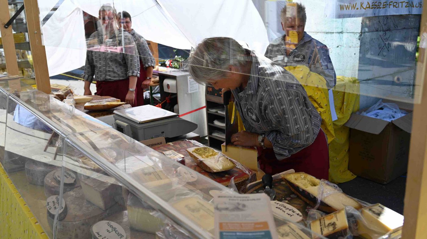 Vielerorts trennen Plexiglasscheiben Besucher und Marktfahrer. 