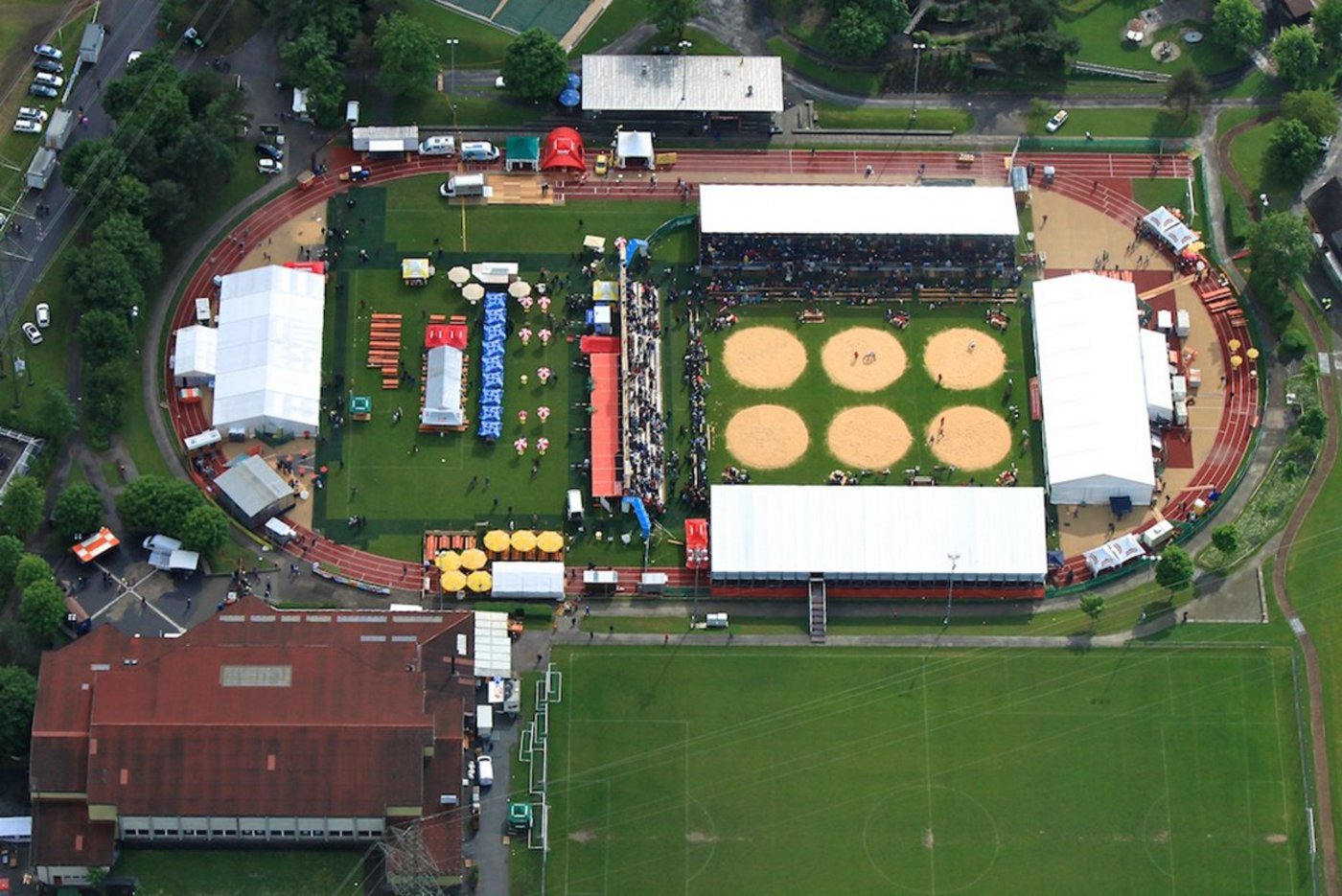 Blick von oben auf die Arena vom Luzerner Kantonalen Schwingfest 2011 auf den Sportanlagen Chärnsmatt in Rothenburg. (Bild SK Rothenburg)