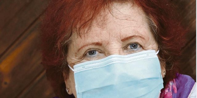 Benildis Bentolila wagt sich nach Wochen wieder nach draussen und ist erstaunt, was das Tragen einer Maske bewirkt. (Bild zVg)