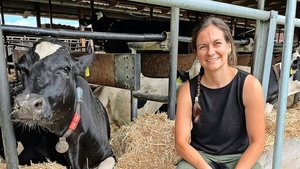 Meisterlandwirtin Vreni Spitz ist nebst der Feldarbeit für die Milchkühe zuständig.