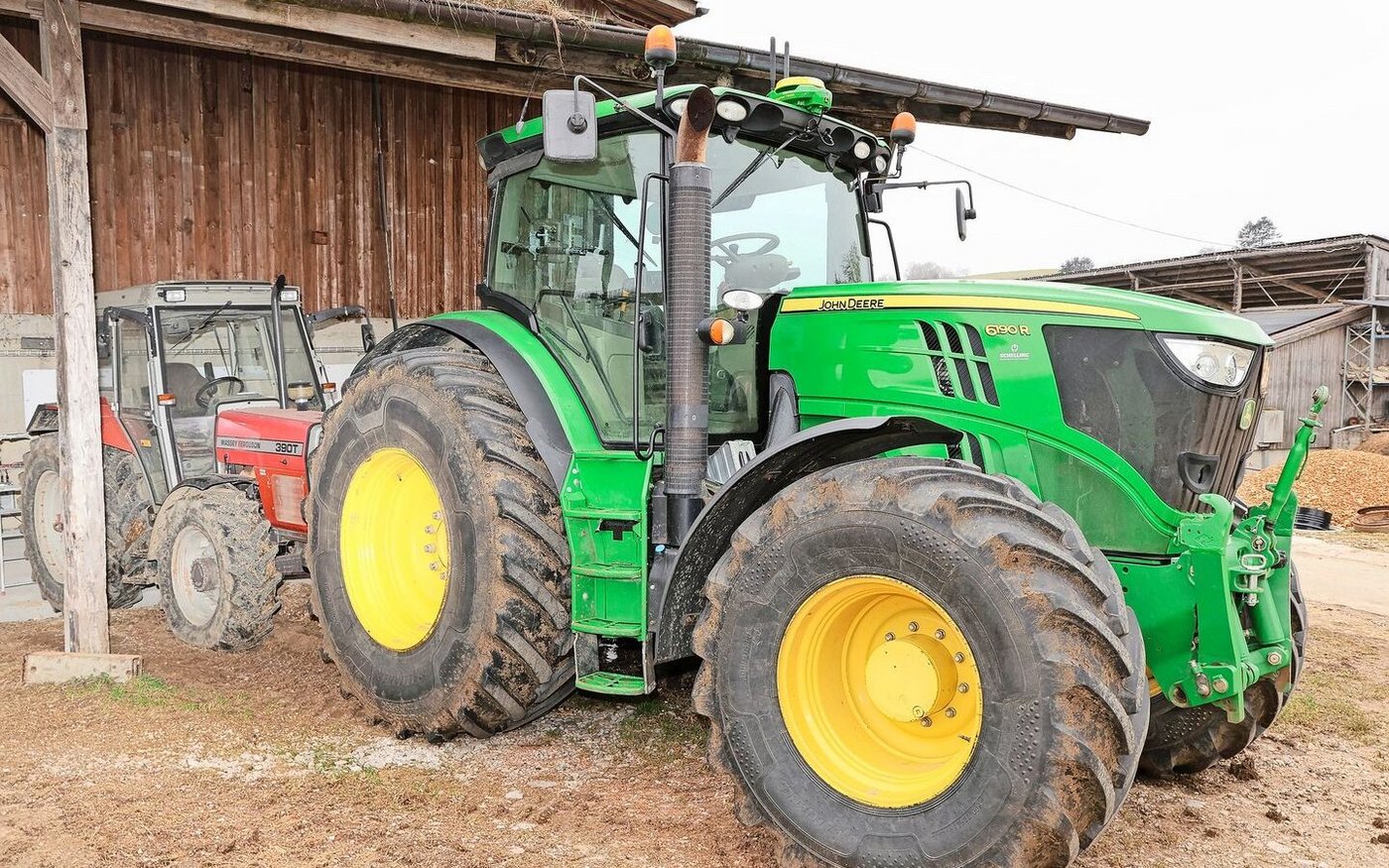 Alte und neue Traktoren helfen, die 80 ha Fläche zu bearbeiten. Der neuste Traktor ist 11 Jahre alt.  