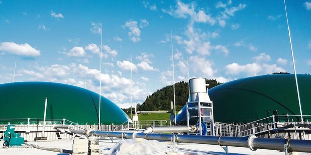 Biogasanlage auf einem Landwirtschaftsbetrieb. Meist wird daraus Strom und Wärme produziert. Gefragt ist aber auch Biogas zur Einspeisung in das bestehende Gasnetz. 