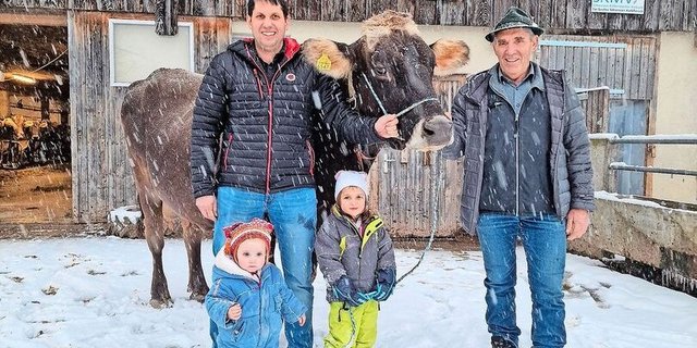Drei Generationen und eine Ausnahmekuh: Mathias Jud mit den Töchtern Mara (l.) und Lea und sein Vater Wendelin. Die Braunviehkuh Ursi hat bereits über 127 000 kg Milch geleistet.