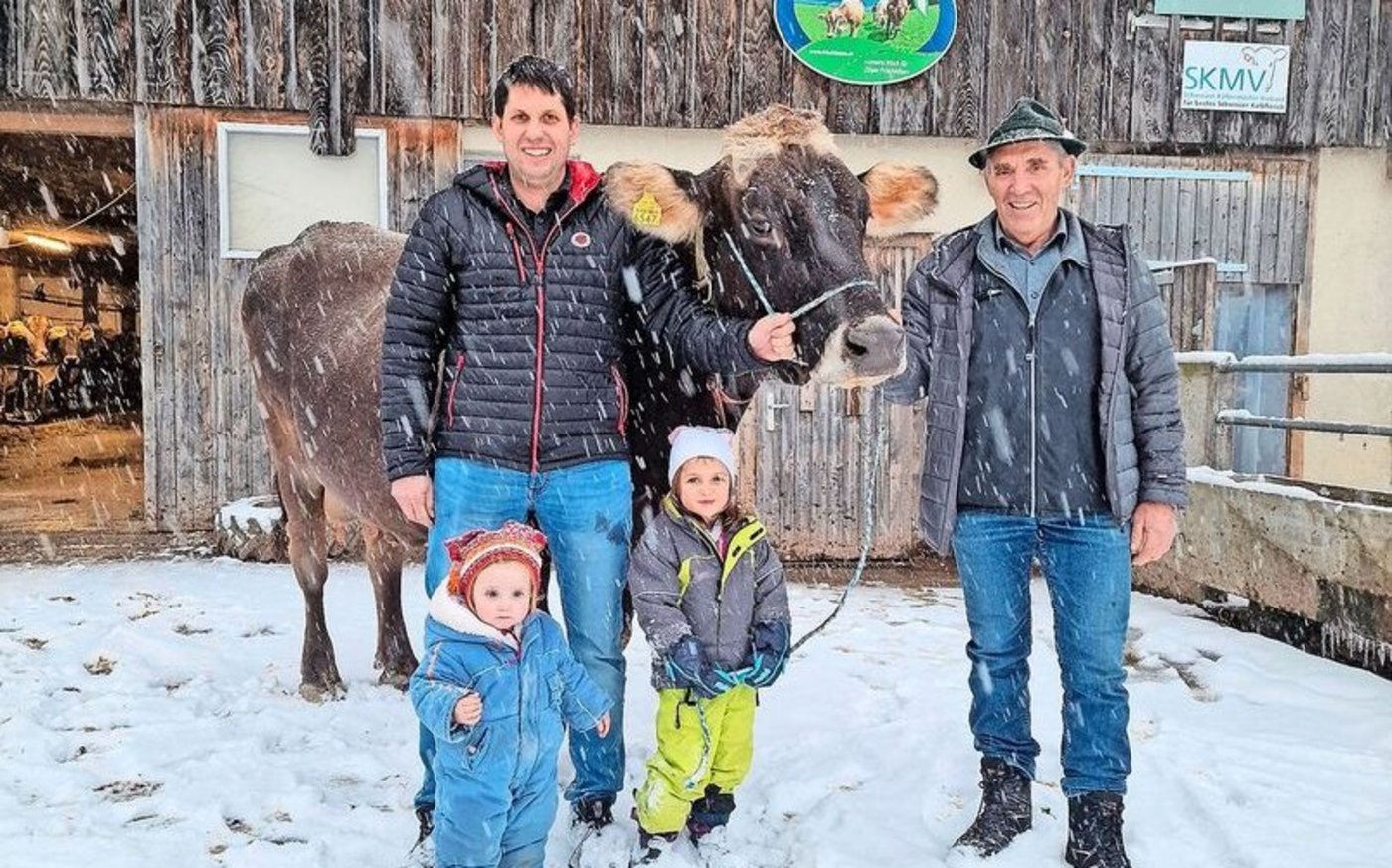Drei Generationen und eine Ausnahmekuh: Mathias Jud mit den Töchtern Mara (l.) und Lea und sein Vater Wendelin. Die Braunviehkuh Ursi hat bereits über 127 000 kg Milch geleistet.