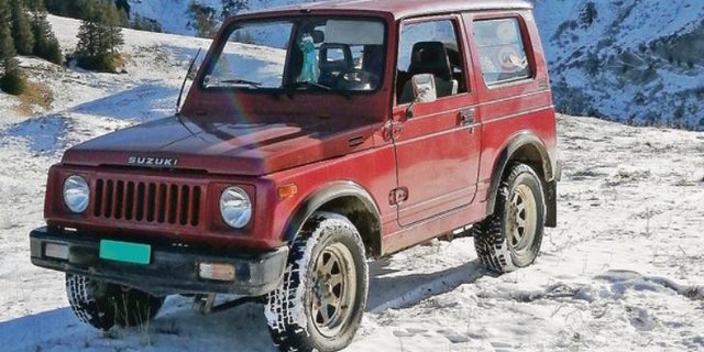 Wer in den Bergen wohnt, braucht einen fahrbaren Untersatz. Toni Bergmann ist deshalb mit seinem Jeepli unterwegs. (Bild Toni Bergmann)