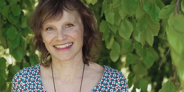 Daniela Schwegler ist eine Schweizer Bestseller-Autorin, bekannt für ihre Bücher voller Porträts. 