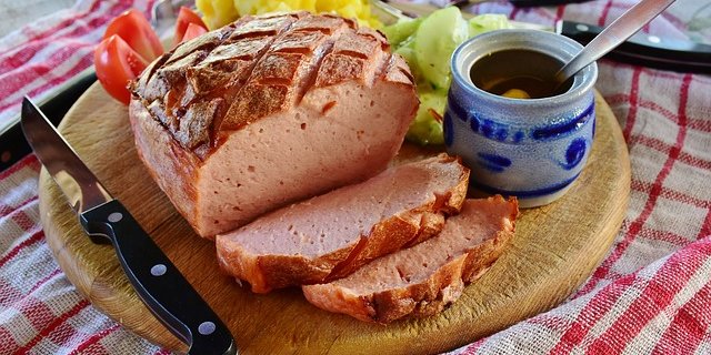 Eine Scheibe Brot dick mit Butter bestreichen, dann wahlweise Senf oder Mayonnaise, Essiggurke oder Tomate und obendrauf zwei bis drei Lagen Fleischkäse. Das ist fast sinnlich: der Biss, der Geschmack, einfach lecker – ein sensorisches Erlebnis. (Bild Pixabay)