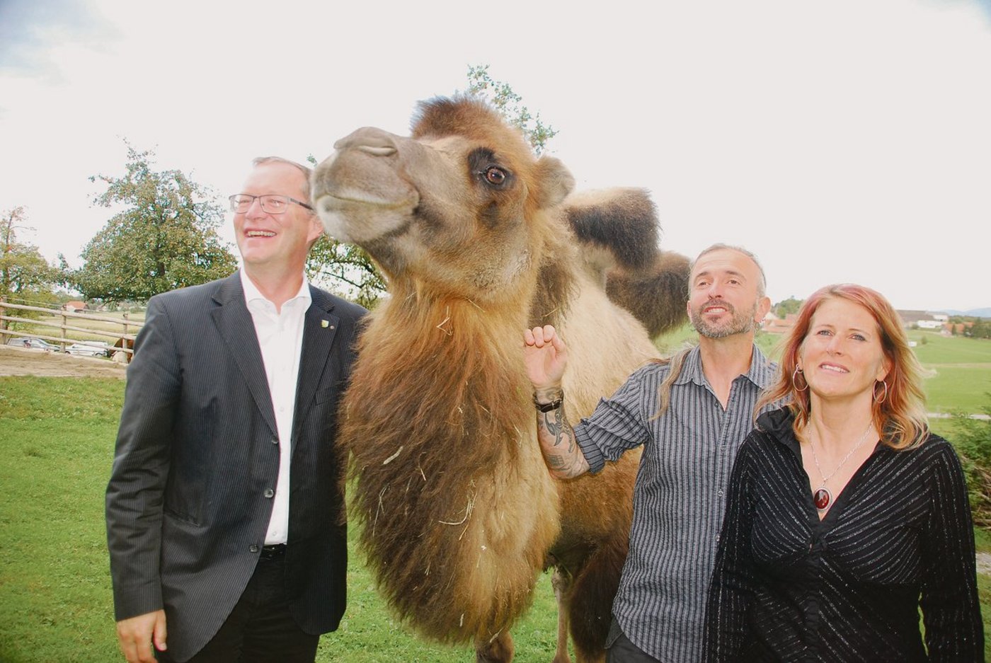 Blicken mit Zuversicht in die Zukunft (v. l. n. r.): Der Thurgauer Regierungsrat Walter Schönholzer sowie Ulrich Runge und Karin Stiffler vom Kamelhof im thurgauischen Weiler Olmerswil.