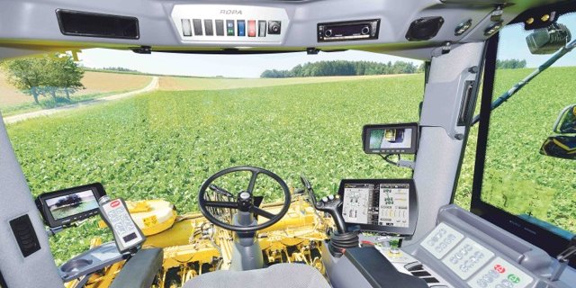 In Erntemaschinen und Traktoren sind Terminals ein fixer Bestandteil. Sie ersetzen Hebel, Seilzüge etc. und steuern die Maschine auch ohne Eingriff des Fahrers. (Bild zVg)