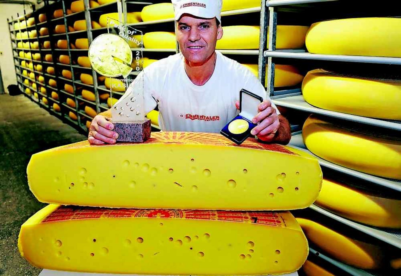 Da war die Käsewelt noch in Ordnung: Gérard Sinnesberger mit dem Weltmeisterkäse. (Bild Heidy Beyeler)