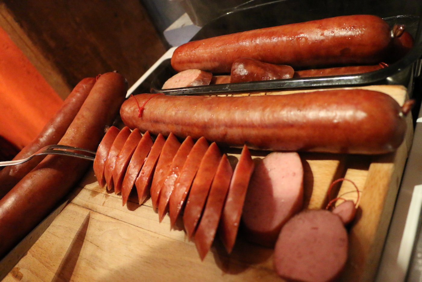 Statt in geselliger Runde im Carnotzet kann die Wurst alternativ zuhause genossen werden. Einige Winzer machen dies möglich. (Bild Cordula Morgenegg-Posch)