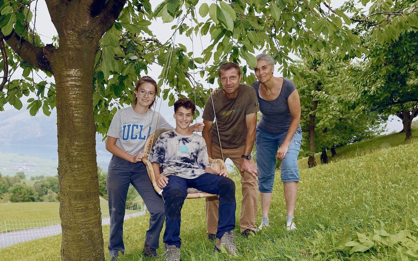 Die 15-jährige Sofia Styger, Agriviva-Praktikant Mauritz und das Betriebsleiterpaar Roman und Susanne Styger blicken auf zwei lebhafte gemeinsame Wochen zurück (v. l.).