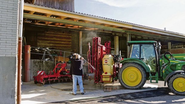 Auf Befüll- und Waschplätzen gilt das Motto: «Jeder Tropfen zählt.» Das Ziel der neuen Anforderungen ist es, PSM-Einträge in Meteor- und Abwasserleitungen sowie Oberflächengewässer ausschliessen zu können.