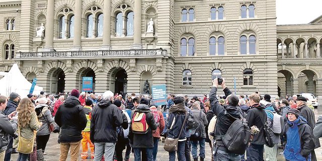 Der Druck von aussen wird grösser. Initiativen fordern, Pflanzenschutzmittel zu verbieten. So auch die Trinkwasser-Initiative, die am 18. Januar 2018 beim Bundeshaus eingereicht wurde. (Bild BauZ)