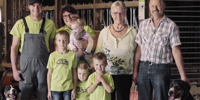 Die drei Kinder vom Anneke und Albert Rüdisüli haben ihren Weg in anderen Berufen gefunden, keines wollte den elterlichen Bio-Betrieb im Zürcher Oberland weiterführen. (Bild Screenshot)