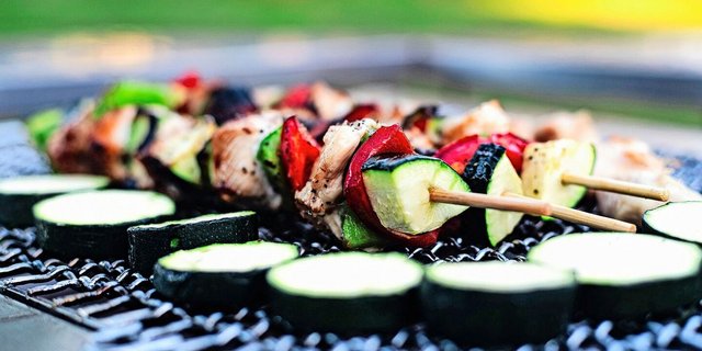 Das Grillkäserezept vom Ebenrain (siehe Kasten) passt wunderbar zu grillierten Zucchetti. Unsere Redaktorin Andrea Wyss hat es getestet.