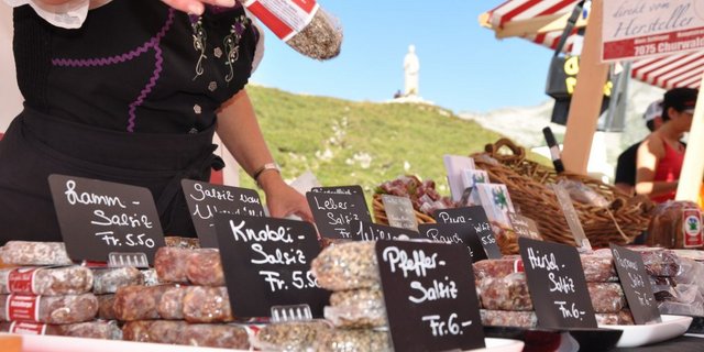 Die vom Trägerverein Alpinavera organisierten Märkte zeichnen sich durch ein regionales Angebot und besondere Standorte aus. (Bild alpinavera.ch)