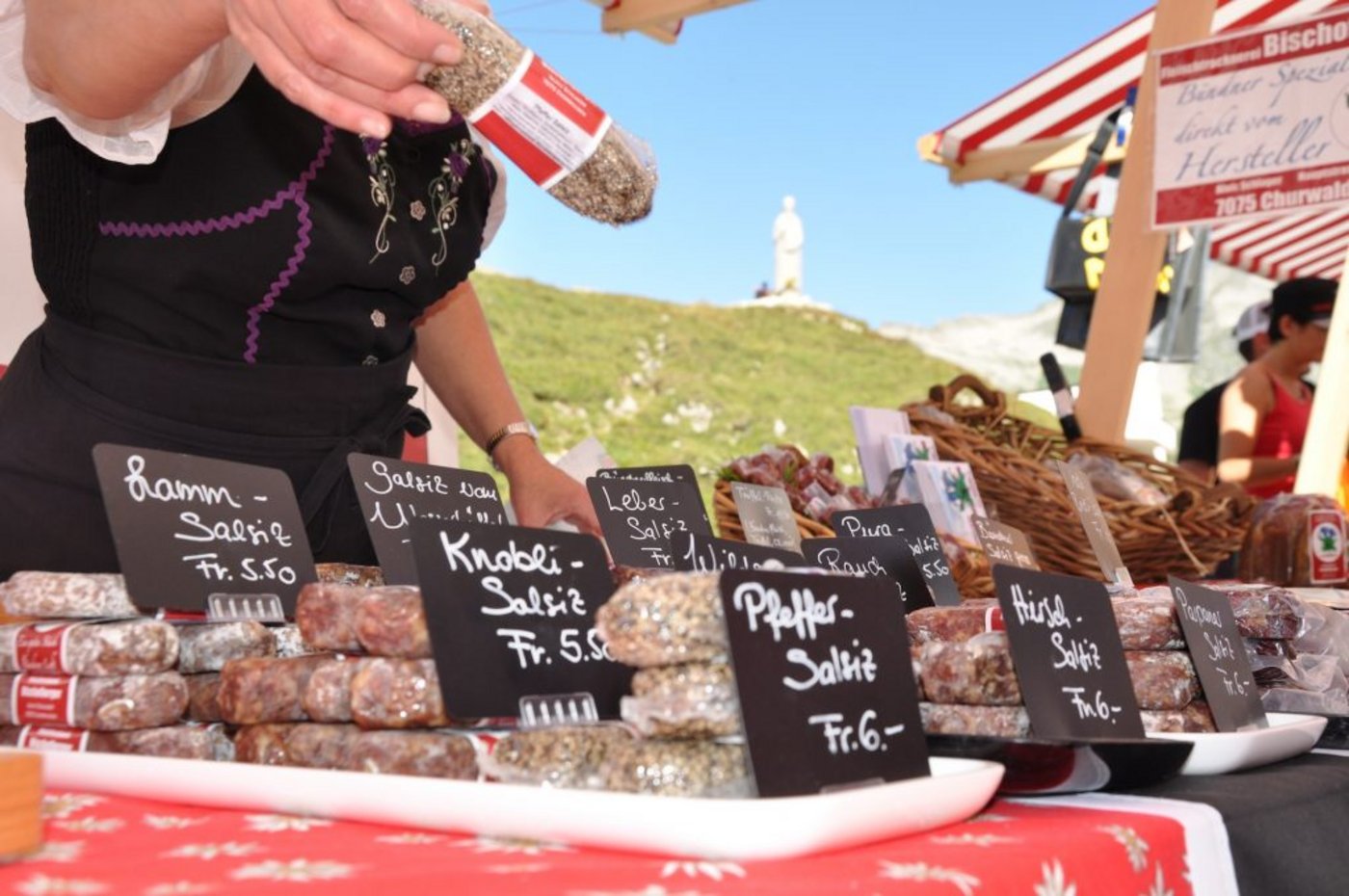 Die vom Trägerverein Alpinavera organisierten Märkte zeichnen sich durch ein regionales Angebot und besondere Standorte aus. (Bild alpinavera.ch)