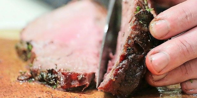 Eine Portion rotes Fleisch galt lange Zeit als ein Stück Lebenskraft – aus der neuen Ernährungspyramide ist es sang- und klanglos verschwunden. 