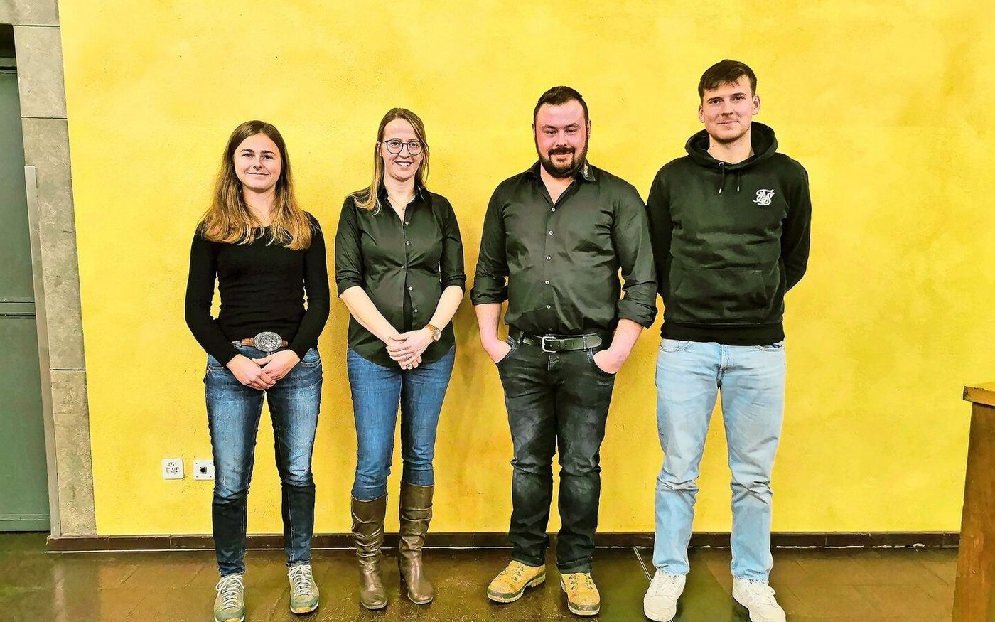 Abtretende Präsidentin Michelle Schenk-Wyss (2.v.l.), Nachfolger Simon Messerli (3.v.l.), Louisa Amstutz (l.), Lukas Wyss (r.).