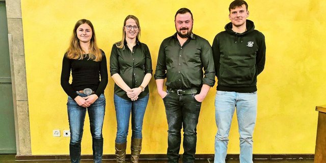 Abtretende Präsidentin Michelle Schenk-Wyss (2.v.l.), Nachfolger Simon Messerli (3.v.l.), Louisa Amstutz (l.), Lukas Wyss (r.).
