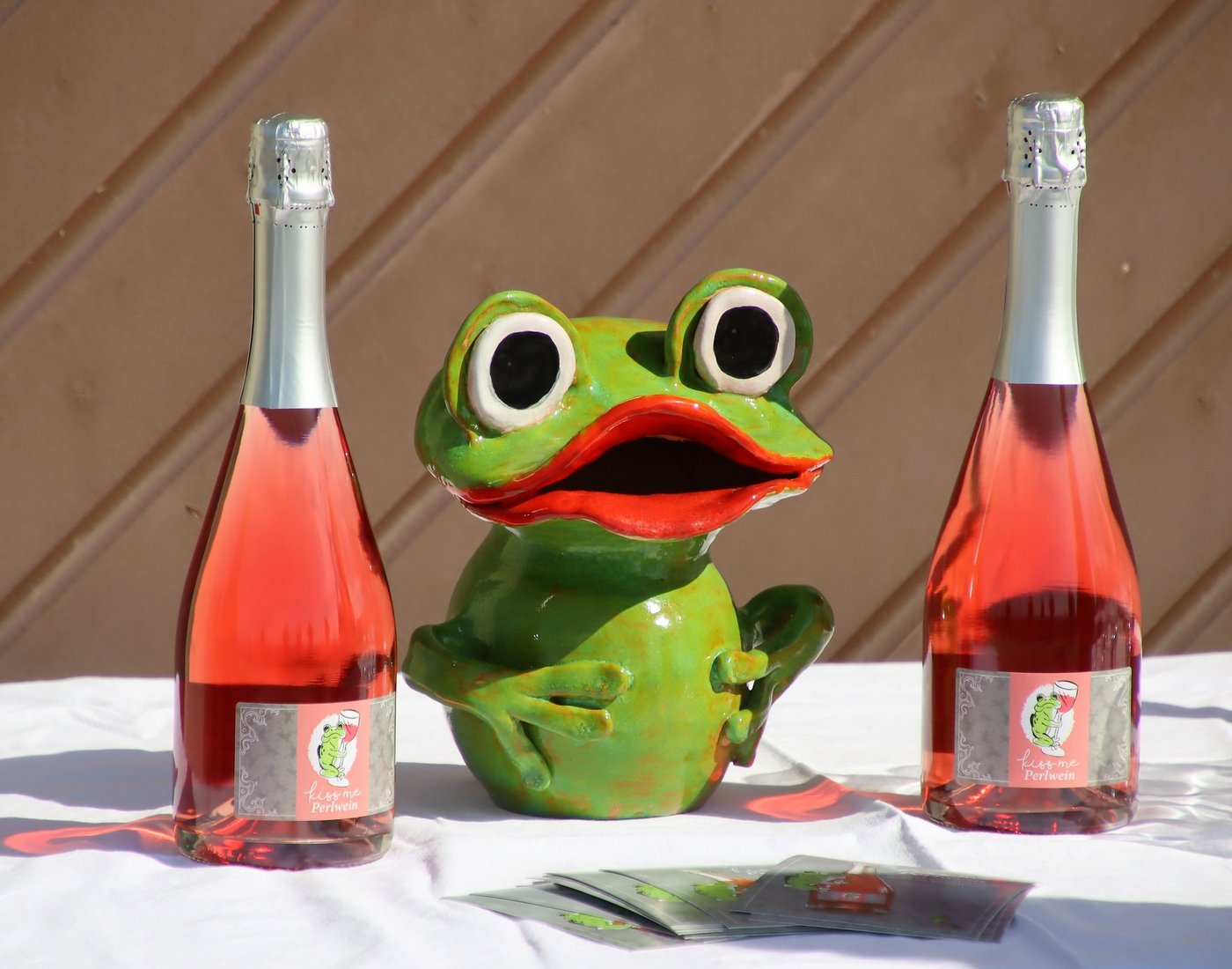 Die Etikette und der Name lehnen sich mit dem Frosch an das Logo vom Trägervereins an. (Bilder Roland Müller)