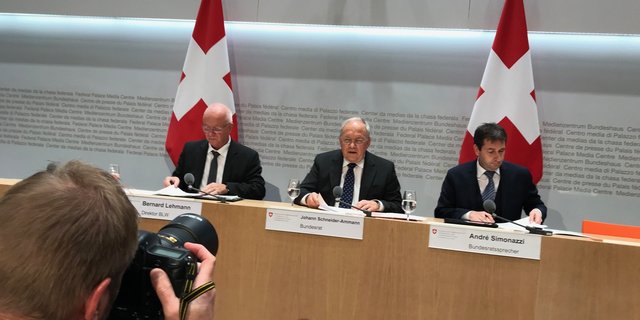 (v. l. n. r.) Direktor BLW, Bernhard Lehmann, Bundesrat Johann Schneider Ammann und Bundesratssprecher André Simonazzi informieren über die AP22+. (Bild Adrian Krebs)