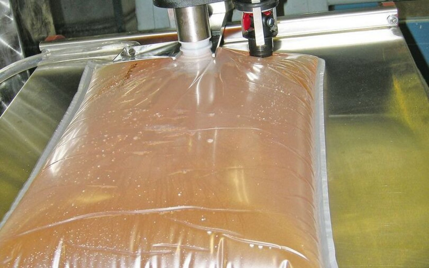 Das Gebinde «bag in box» ist beliebt. Hier eine halbautomatische Abfüllung von Süssmost.