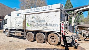 Der Saugbagger von Adrian Probst im Einsatz. Er hat ein Fassungsvermögen von 10 m3. Nach einem solchen Einsatz, verbunden mit Gülletransport, ist eine Komplettreinigung nötig.  