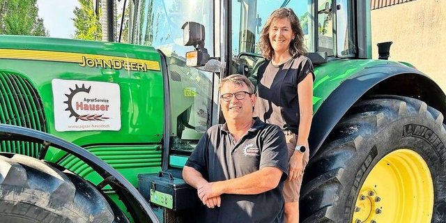 Das Betriebsleiterpaar Andreas und Erika Hauser (auf einem John-Deere-Traktor) betreibt ein vielseitiges Lohnunternehmen. 