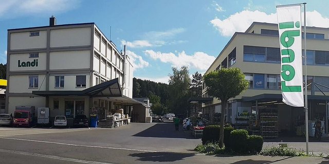 Das Landi-Agrarcenter mit Tankstelle in Hünenberg.  