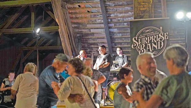 Nach dem Speed-Dating kamen zusätzliche Gäste. Die «Surprise Band» sorgte mit Live-Musik für Stimmung und die Tanzfläche füllte sich.