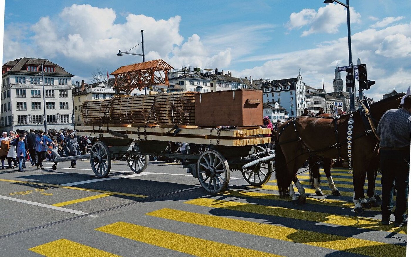 Der Langholztransport der Zunft zur Zimmerleuten muss vom Boden aus bedient werden. Es gibt keinen Bock, auf dem der Fuhrmann Platz nehmen kann. Während Willy Birrer die Stangenpferde führte, nahm seine Frau Martina die vorderen Pferde ans Leitseil. 
