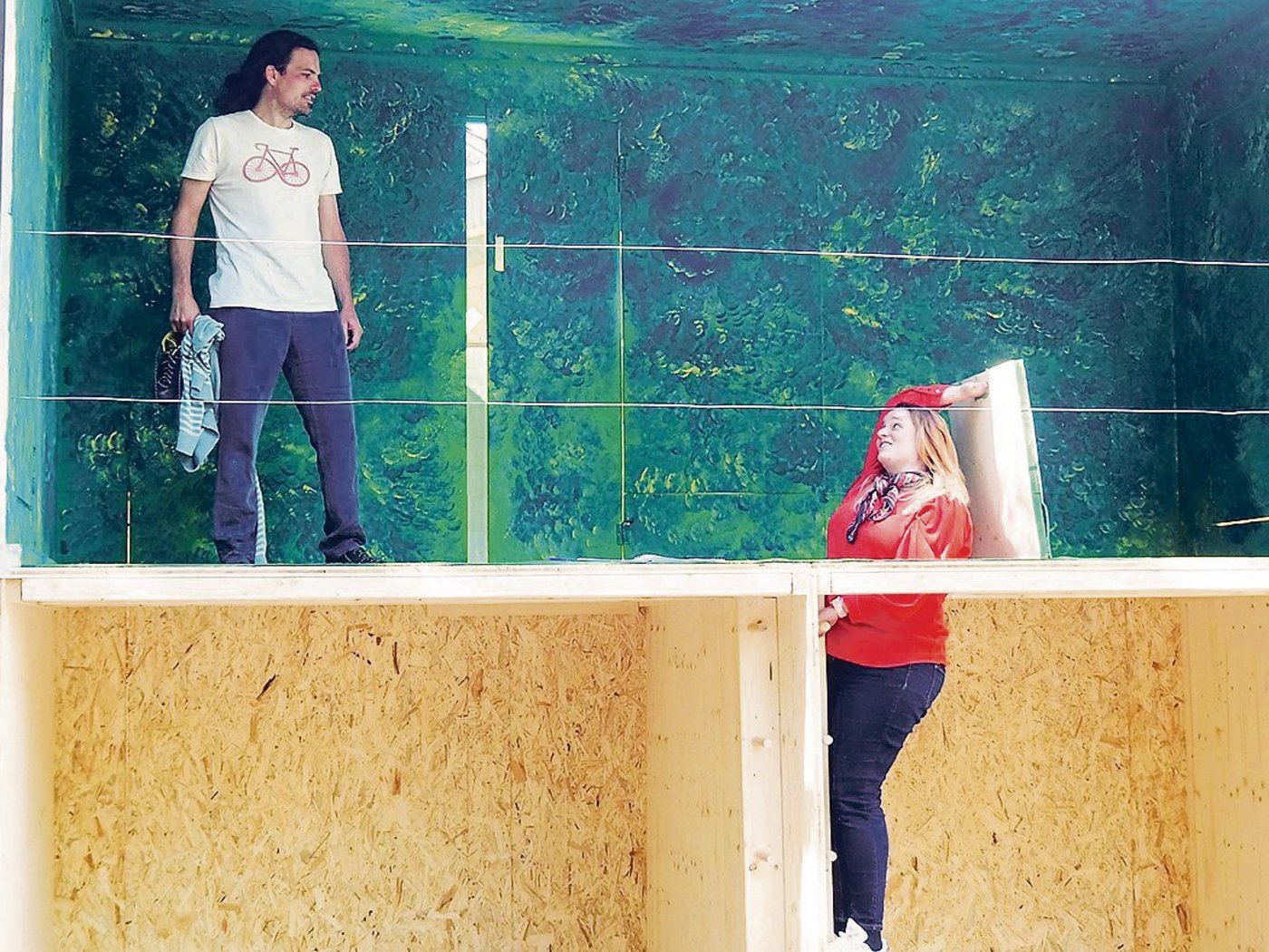 Während der Vorstellung sitzt jeder Schauspieler in seinem Kubus. Coronasicher sind so Bühne und Zuschauerraum. (Bild zVg)