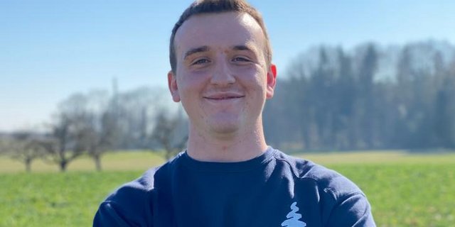 Auf dem Betrieb seiner Eltern experimentiert Andrin Steffen mit selbst gemachter Pflanzenkohle und baut farbiges Gemüse an. (Bilder jsc)