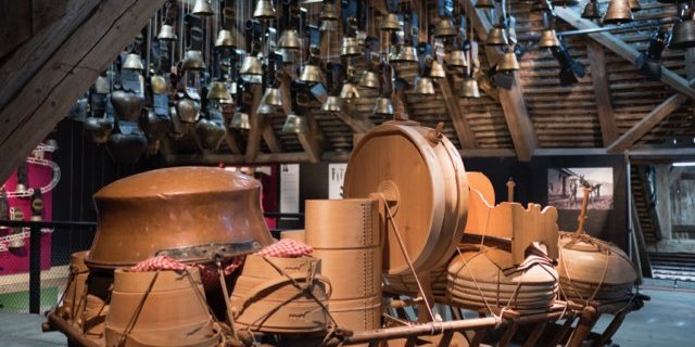 Diverse Utensilien rund um die Kuh bis zu zahlreichen Glocken: Einblick in die Ausstellung. Weitere Impressionen beim Weiterklicken in der Galerie. (Bilder Ballenberg)