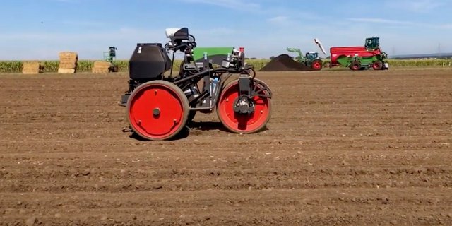 Fendt Xaver, die dritte Generation des Feldroboters im Einsatz. (Bild: «die grüne» / Jürg Vollmer)