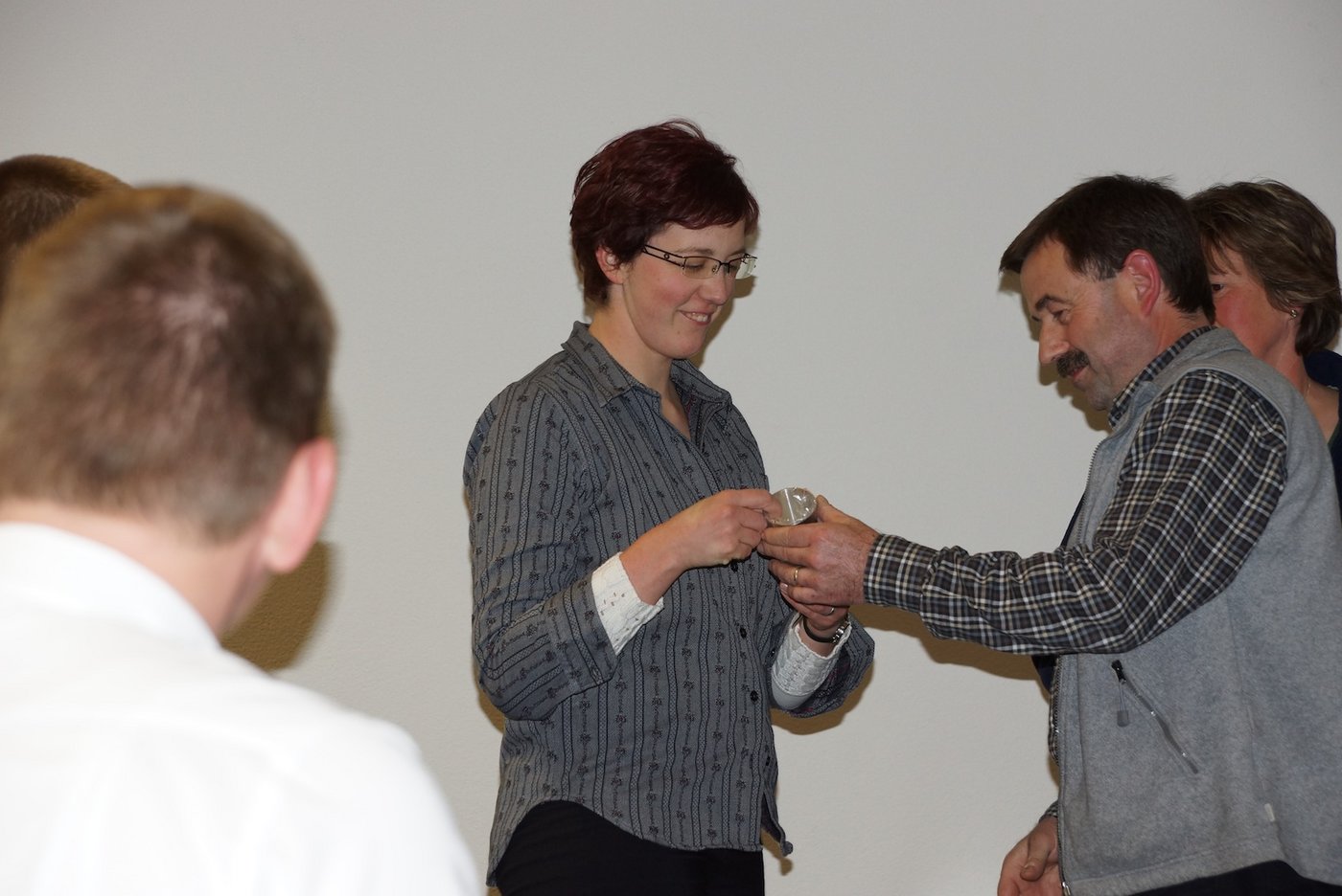 Anerkennung für die Züchter: Die Auszeichnungen für die Ziegenhalter übergab Kantonalpräsident Rudolf Rykart. (Bild Ruth Aerni)