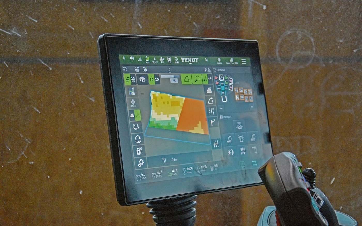 Die Applikationskarte ist im Terminal des Traktors bereit, um vom angehängten Düngerstreuer automatisch umgesetzt zu werden. Das Ziel kann eine Homogenisierung des Bestands sein oder das Fördern besonders ertragsstarker Zonen. 