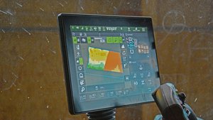 Die Applikationskart Die Applikationskarte ist im Terminal des Traktors bereit, um vom angehängten Düngerstreuer automatisch umgesetzt zu werden. Das Ziel kann eine Homogenisierung des Bestands sein oder das Fördern besonders ertragsstarker Zonen.