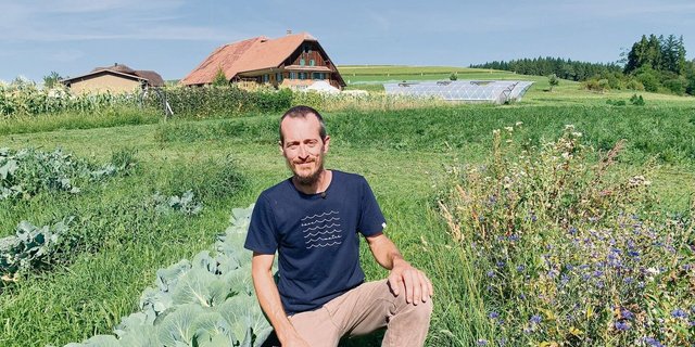 Markus Schwegler in der neu gestalteten Kulturlandschaft auf dem Katzhof mit viel Gemüse, wo das Wasser optimal gelenkt und so besser genutzt werden kann. 