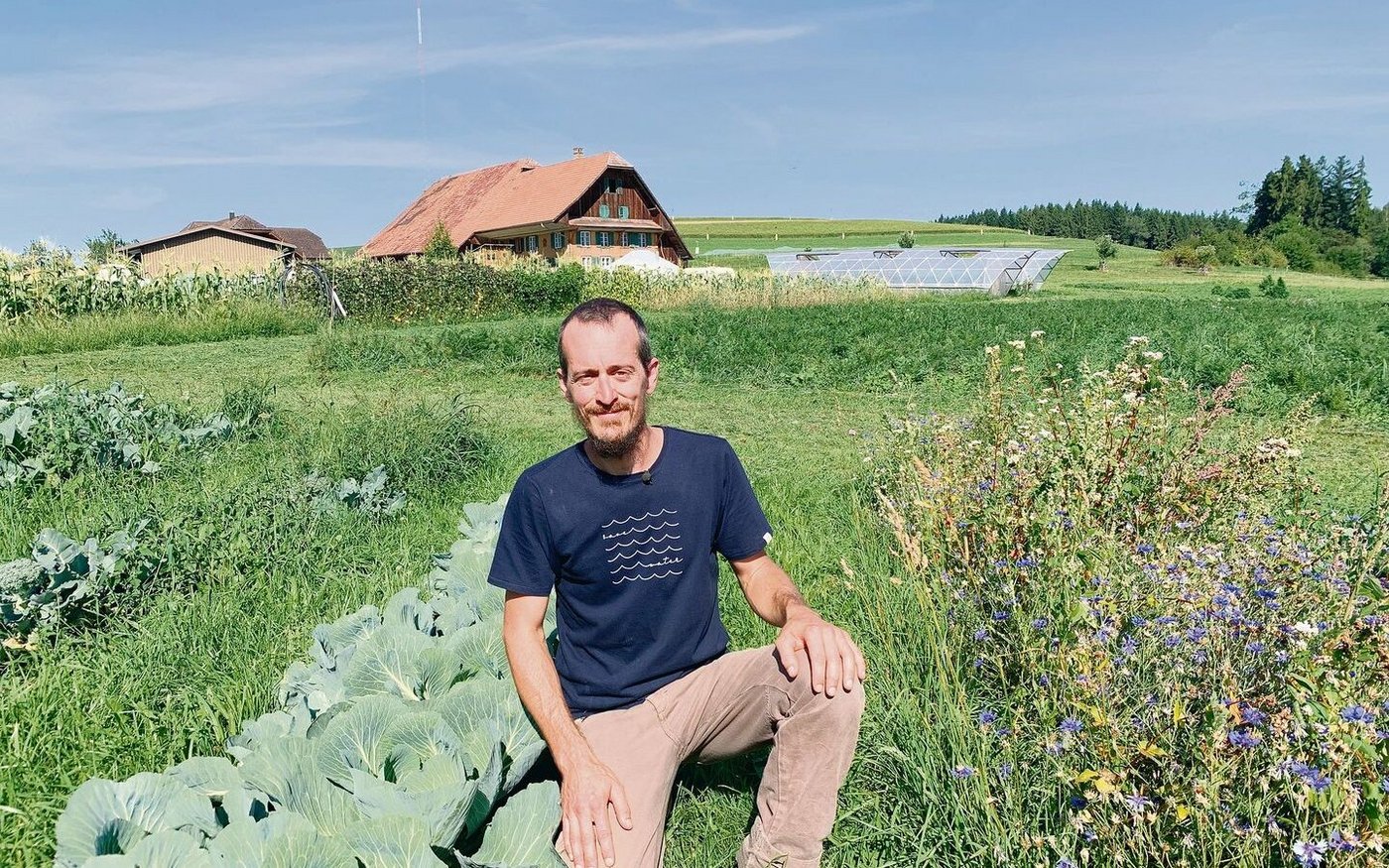 Markus Schwegler in der neu gestalteten Kulturlandschaft auf dem Katzhof mit viel Gemüse, wo das Wasser optimal gelenkt und so besser genutzt werden kann. 