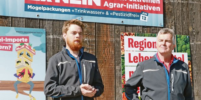 Die Biobauern Dominik und Vater Ruedi Donat sagen öffentlich Nein zu den Pflanzenschutz-Initiativen, hier an einem Medienanlass des Bauernverbands Aargau Ende April. (Bild Ruth Aerni)