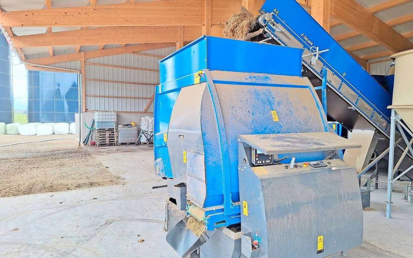 3.	Ein autonomer Wagen holt das Futter ab, um es im Stall zu verteilen.