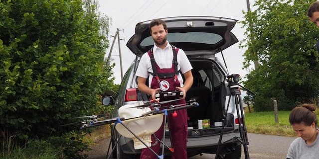 Thomas Widmer aus Rickenbach ZH - einer von 11 Multikopterpiloten in der Schweiz, die Trichogramma-Schlupfwespen ausbringen. (Bilder Ursina Berger)