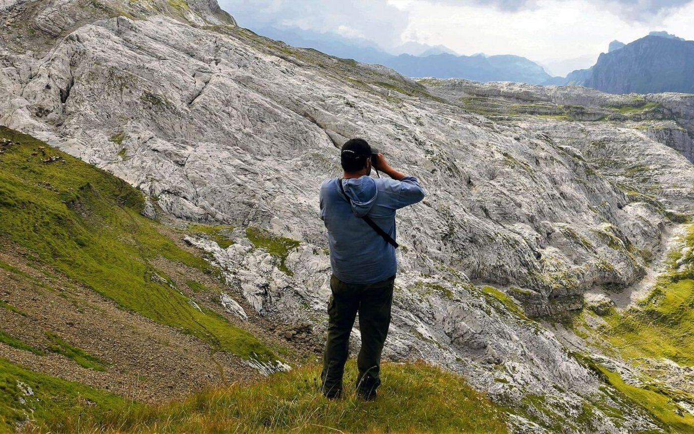 Älpler Saro Keinath schaut in eine ungewisse Zukunft: Der Wolf kommt immer näher, seine Herdenschutzhunde werden aber nicht anerkannt.