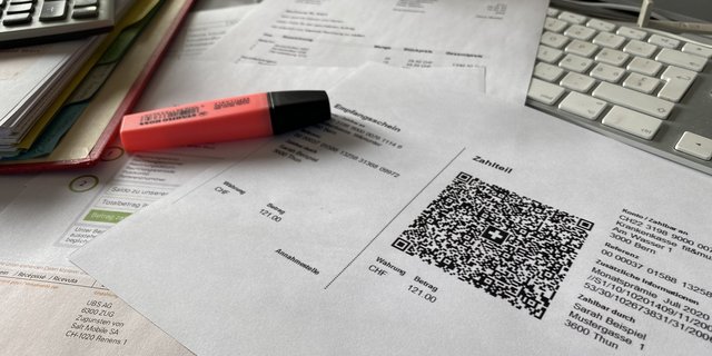 Ab Herbst 2022 löst die QR-Rechnung die orangen und roten Einzahlungsscheine ab. Der  Swiss-QR-Code (Mitte) enthält alle für den Zahlungsverkehr nötigen Informationen. (Bild lja)