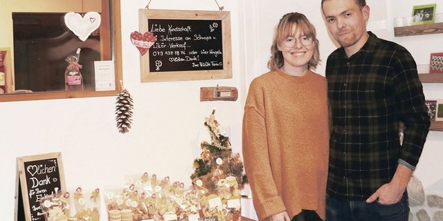 Debora Weiss und Matthias Reimann im Hofladen von Familie Weiss. Sie absolviert den Fachkurs Bäuerin, er die BLS.