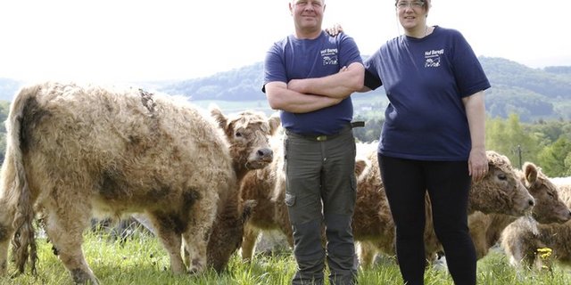 Bewirtschaften ihren Hof naturnah: Stefanie und Christian Weber. (Bilder lid)