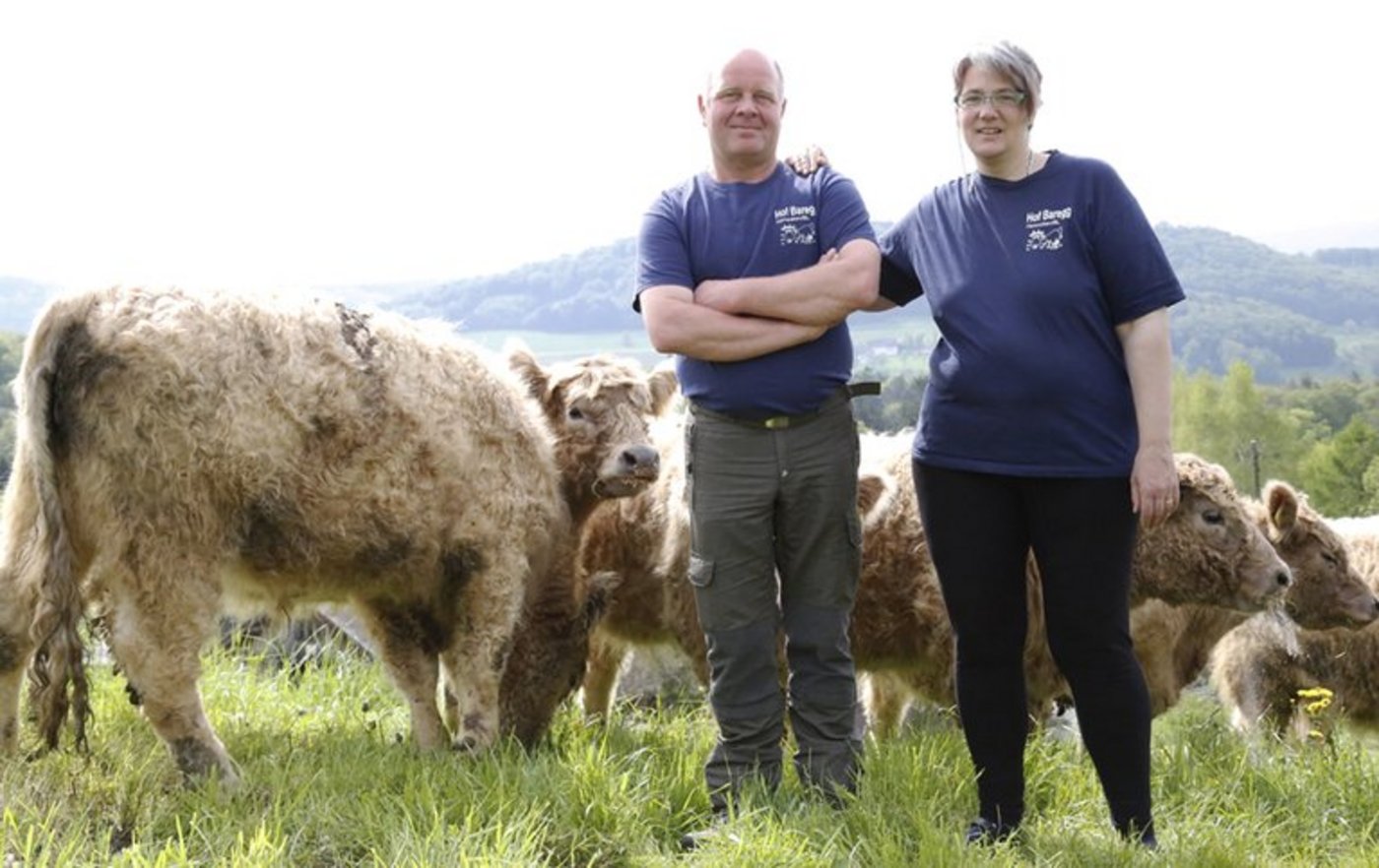 Bewirtschaften ihren Hof naturnah: Stefanie und Christian Weber. (Bilder lid)